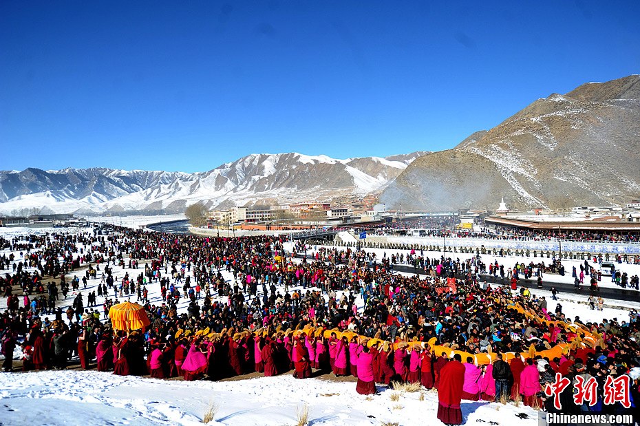 甘肃拉卜楞寺举行晒佛节引数万僧众瞻仰