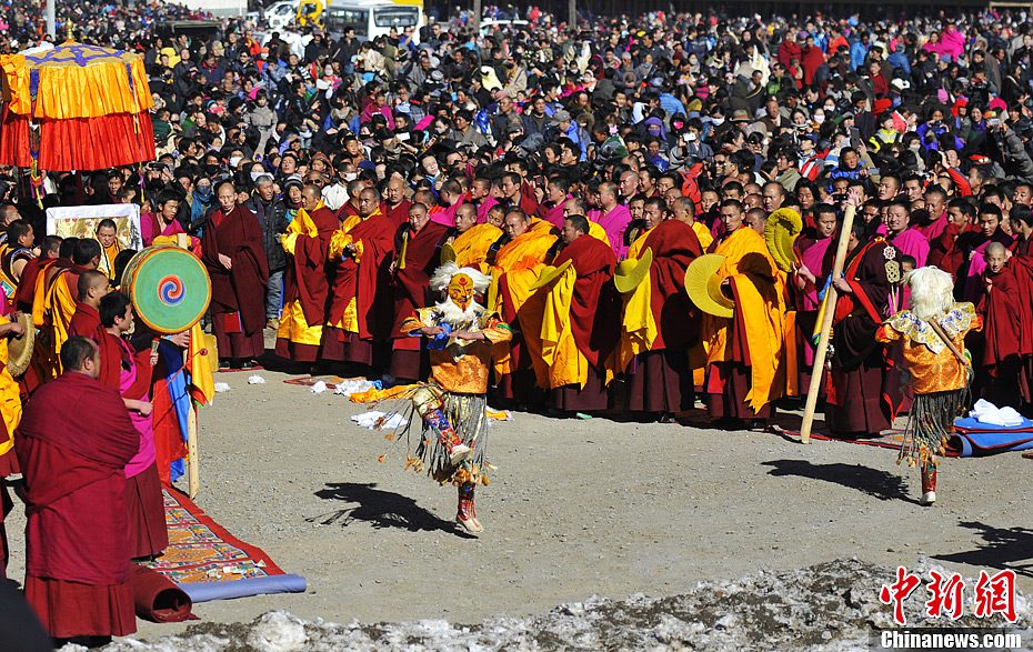 甘肃拉卜楞寺举行晒佛节引数万僧众瞻仰