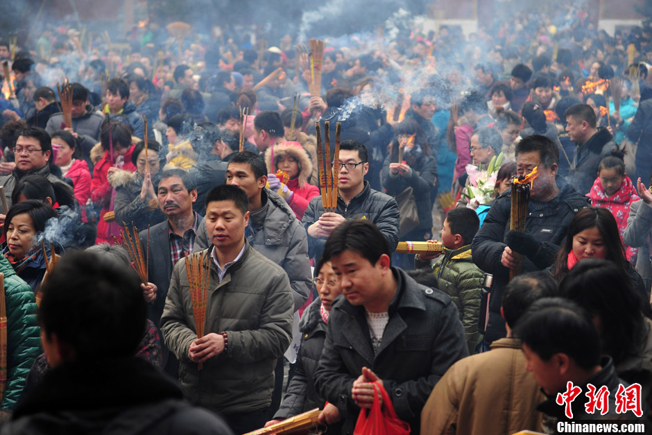 北京雍和宫再迎上香高峰 信众抢上头香礼佛