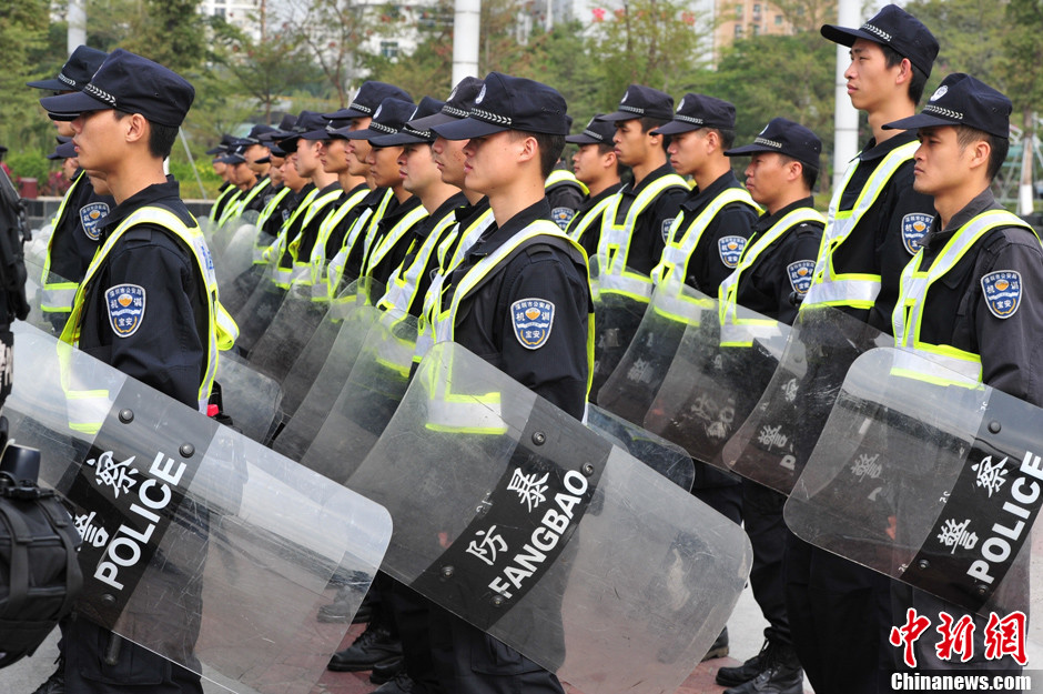 深圳特警城市武装巡逻 借鉴香港"冲锋队"