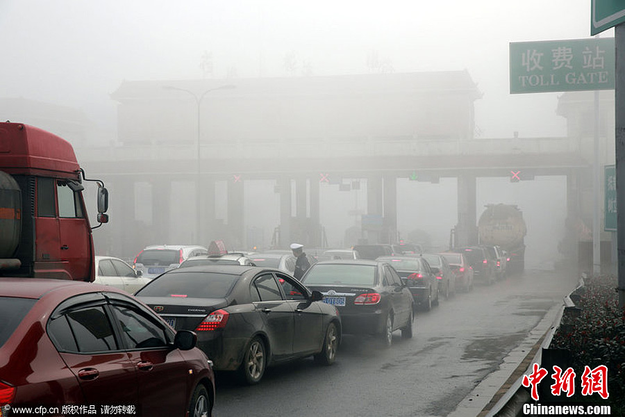 中国中东部地区持续雾霾天气 高速公路车辆行驶缓慢