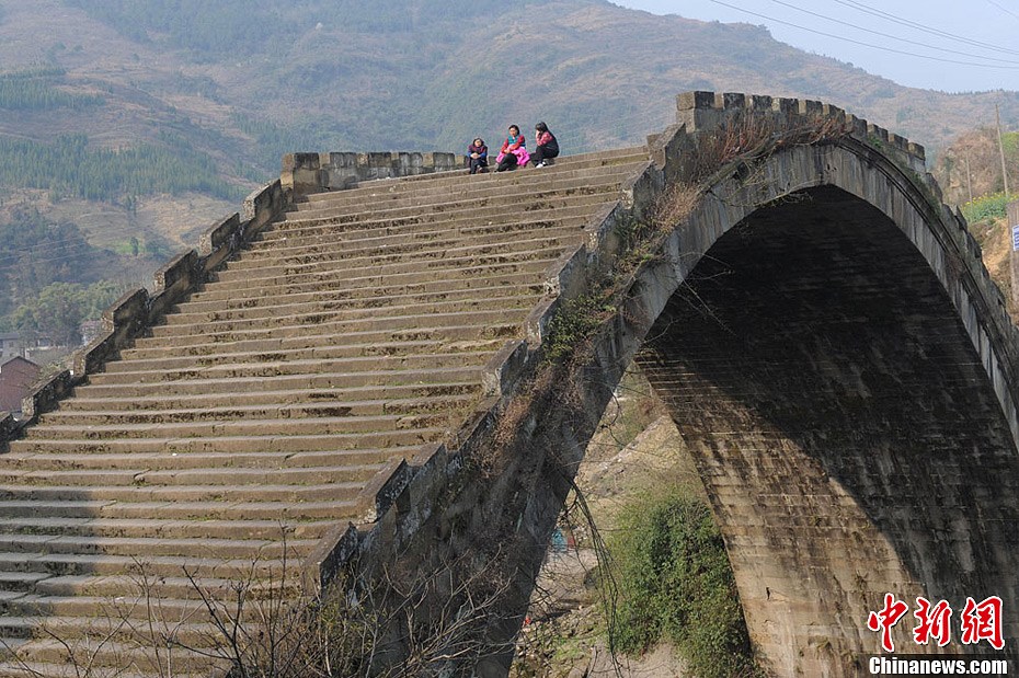 四川达县百年老桥仍正常使用被称最美拱桥