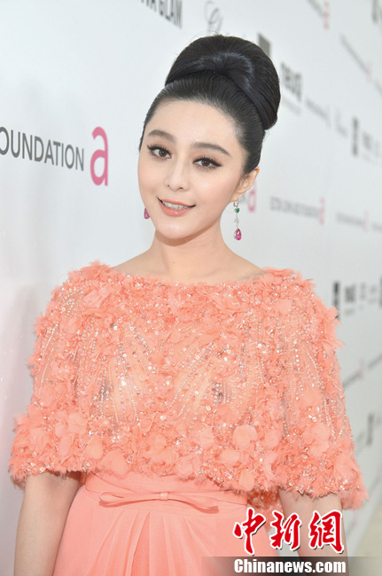 范冰冰透视装亮相奥斯卡慈善派对