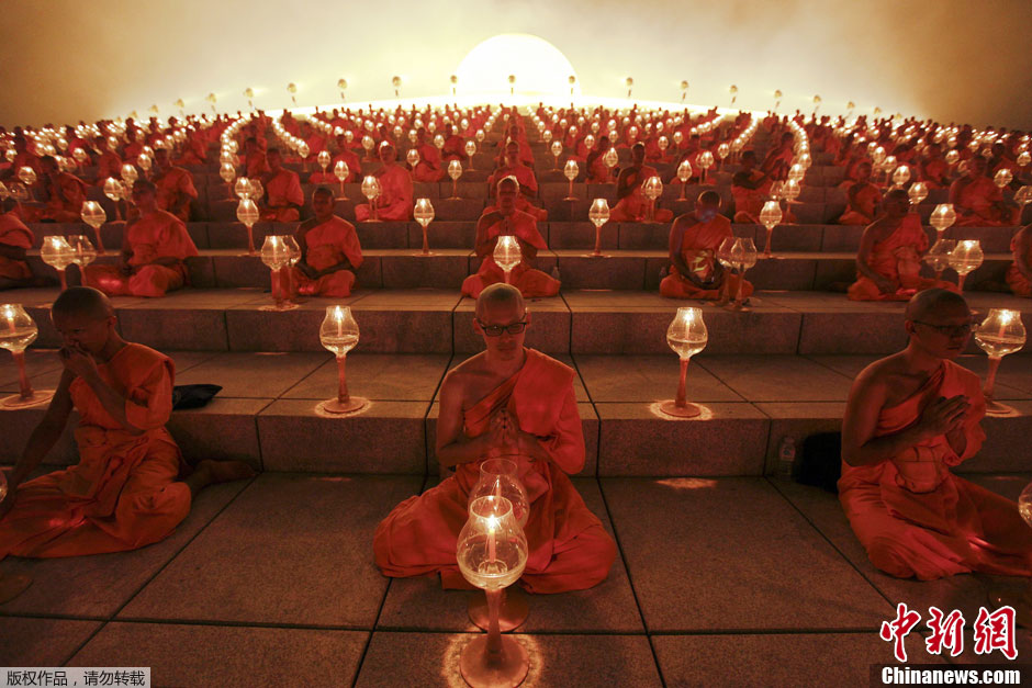泰国僧侣集体燃烛诵经 庆祝传统万佛节