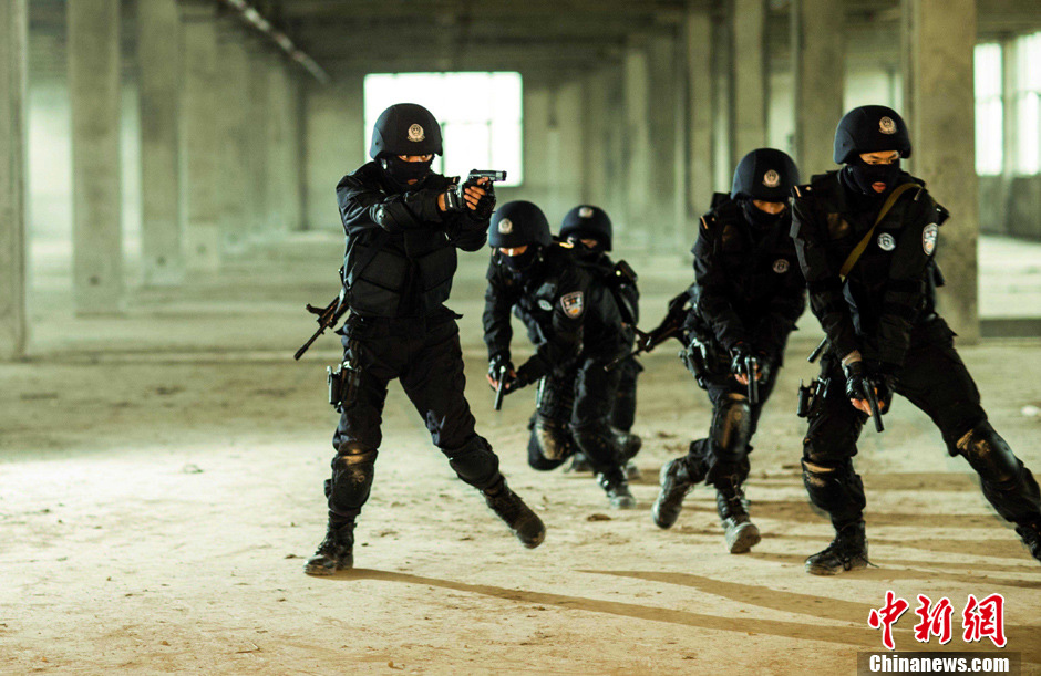 高清:实拍特警"巷战"反恐演练