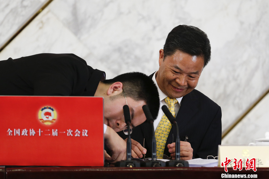 工作人员为吕新华调试话筒