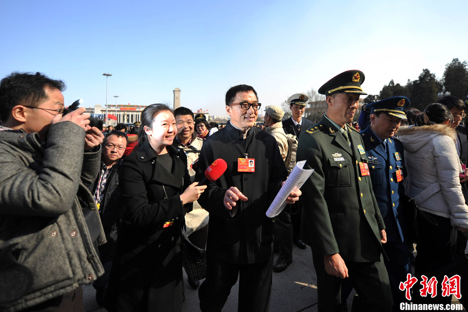 政协委员成龙步入人民大会堂