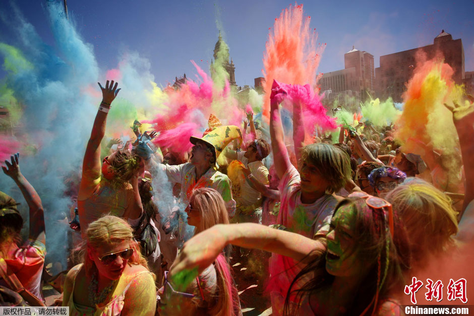 南非色彩节 狂欢人群粉末大战high翻天
