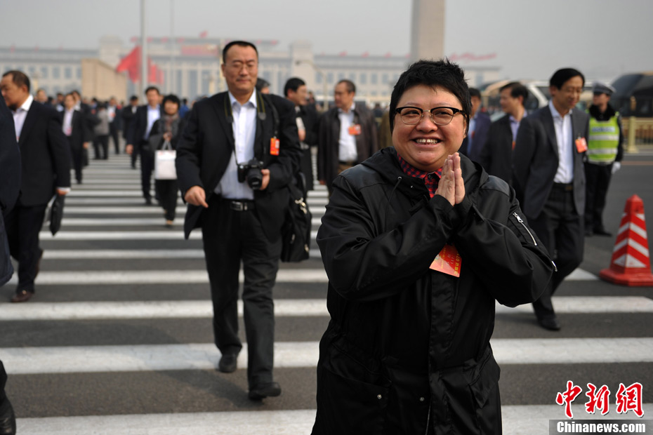 全国政协举行第二次全体会议 明星委员步入会场