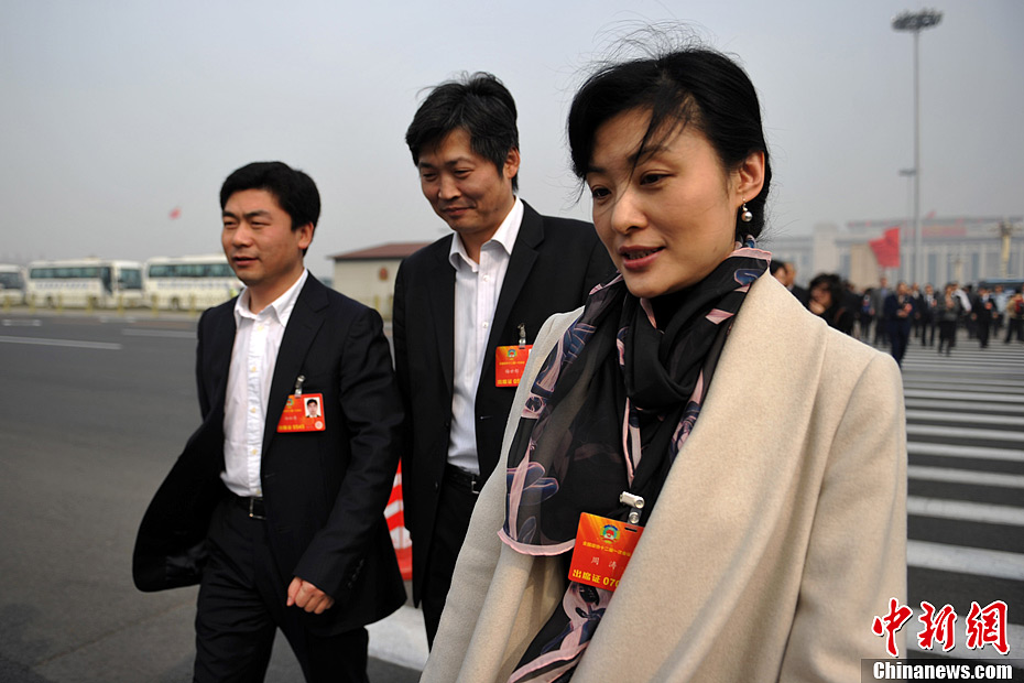 全国政协举行第二次全体会议 明星委员步入会场