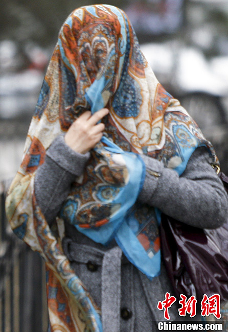 北京遭遇沙尘天市民变身蒙面侠