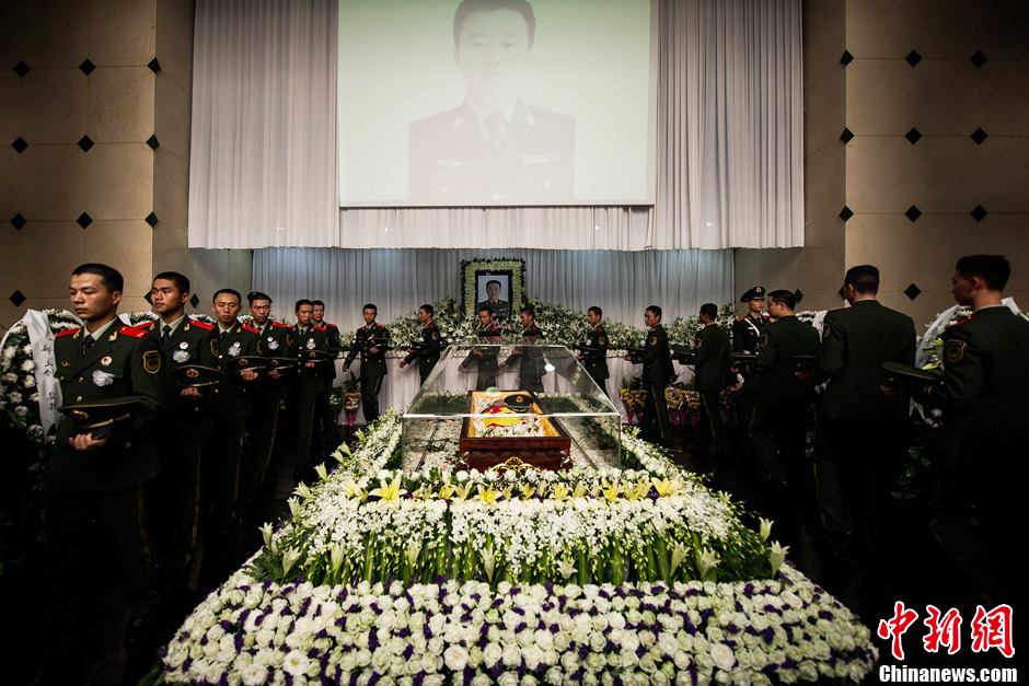 郑益龙烈士追悼会举行 上千官兵市民送别