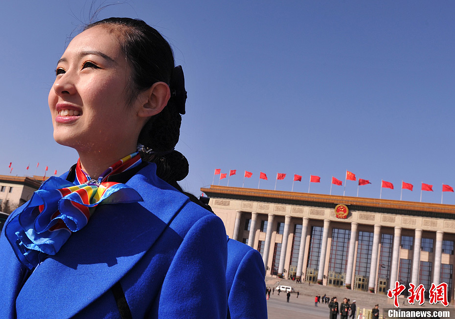 两会花絮:女服务生享受阳光