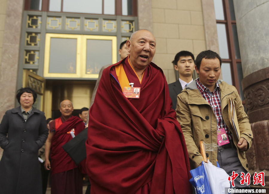 两会花絮:宗洛·向巴克珠走出大会堂