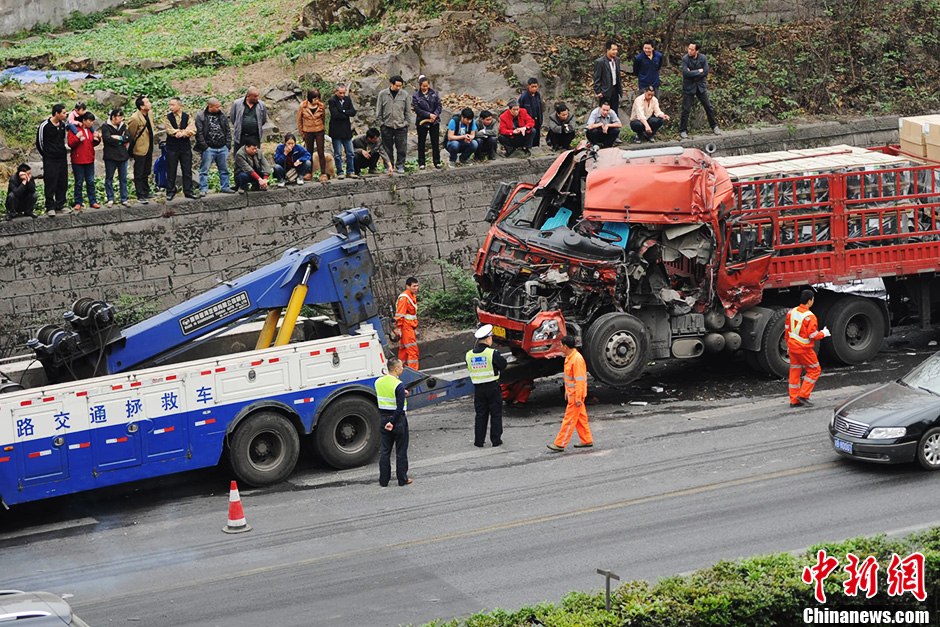 今天重庆高速发生车祸图片