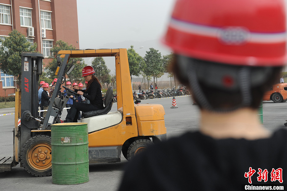 成都美女驾叉车秀绝技