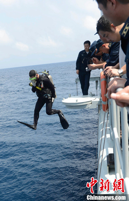 中国海军第十四批护航编队潜水员首次下潜执行任务