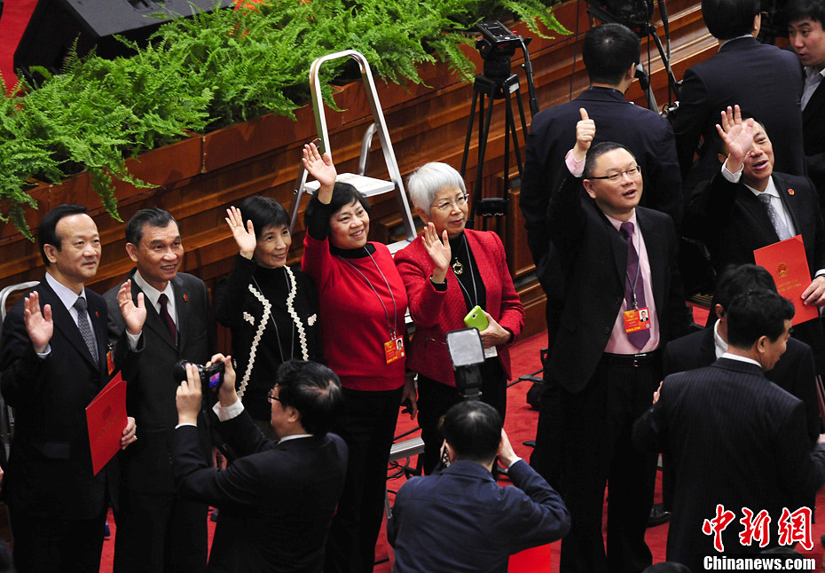 两会现场:澳门代表挥手致意