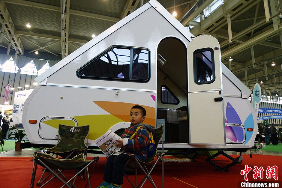 超便携"折叠"房车亮相南京旅展会