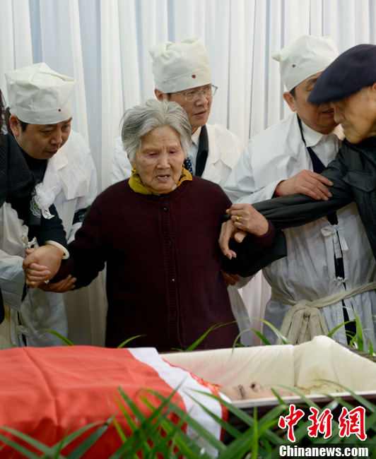 华西村原党委书记吴仁宝逝世村民自发前往悼念