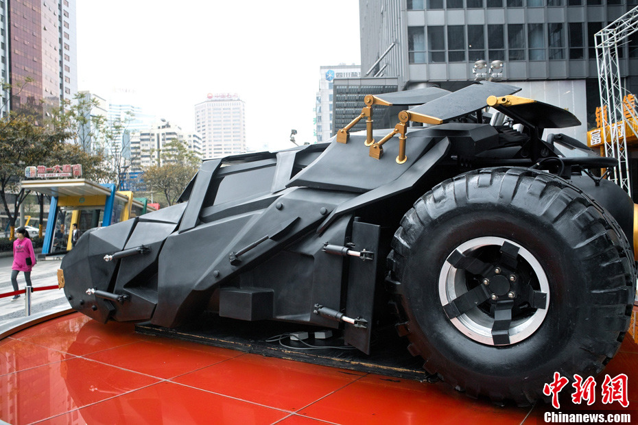 蝙蝠侠战车现身成都街头