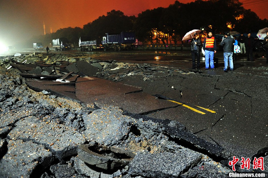 江西南昌地下管道爆炸 百米路面炸裂
