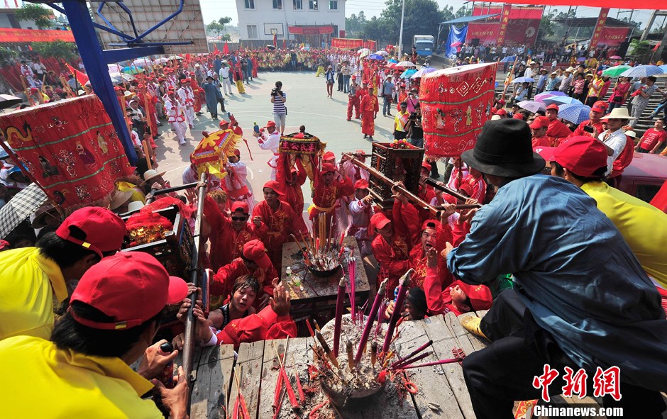 "装军巡游"闹军坡 海南十余万民众演绎民俗盛宴