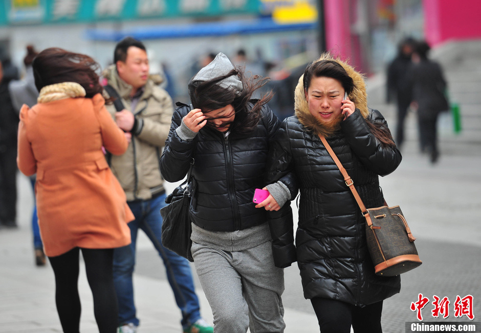 9级大风袭沈阳市民艰难出行