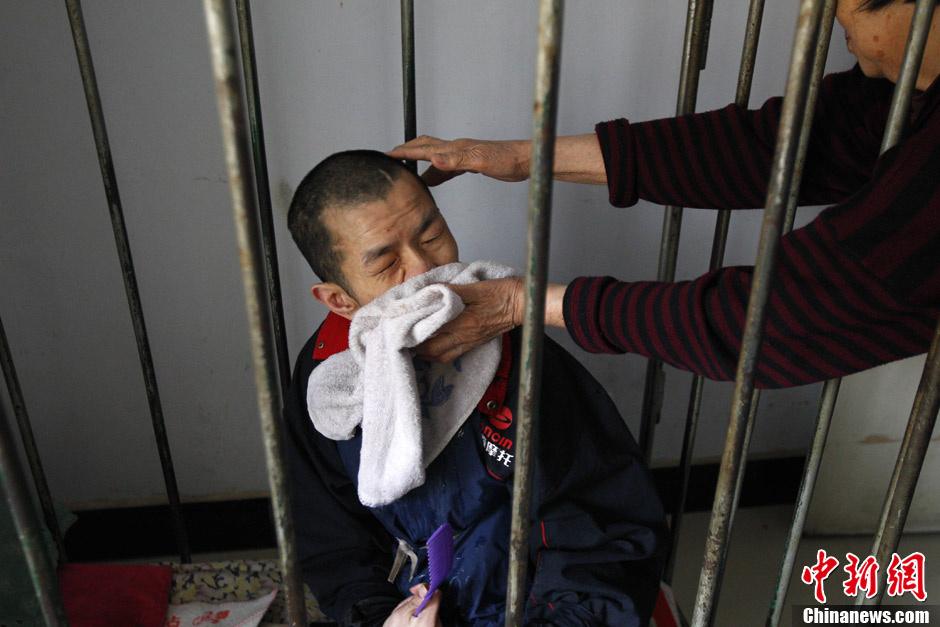 河南一男子因"癫痫"铁笼里生活30余年