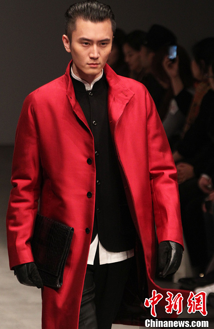 男模中国国际时装周上展示帅气时装 (2/4)