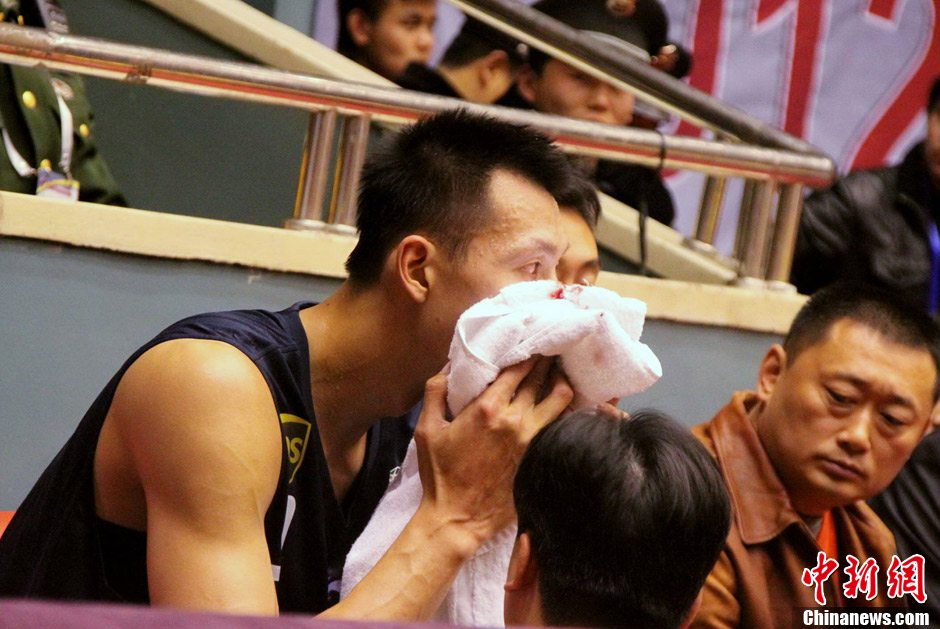 血洒赛场纯爷们历数本赛季易建联的流血事件