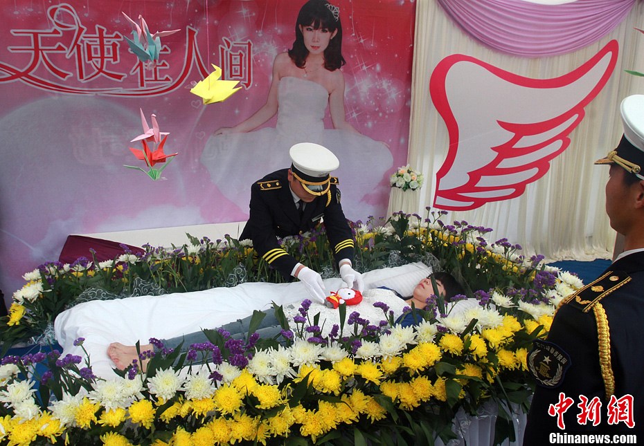 年轻女孩葬礼图片