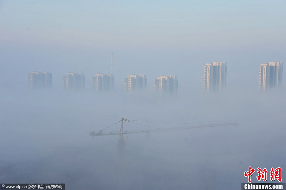 沈阳遭遇大雾天气 城市隐没雾中如幻境