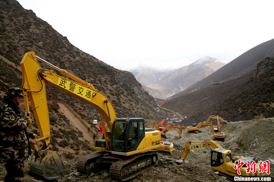 武警交通部队全力搜救拉萨3·29滑坡被困人员