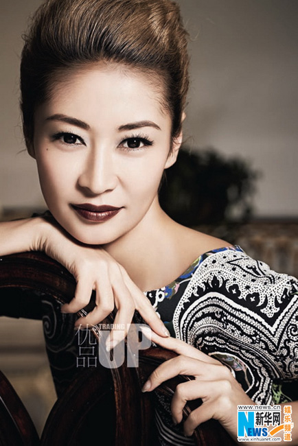 梁静时尚大片红唇爆炸头 独特率真气质显潇洒大气