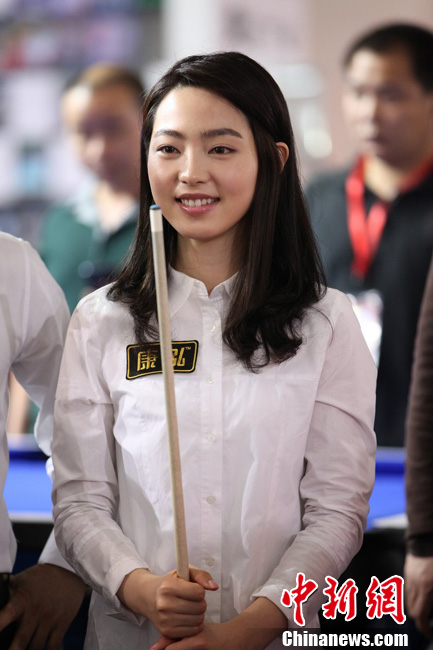 车侑蓝现身台球展览会长发披肩清丽动人