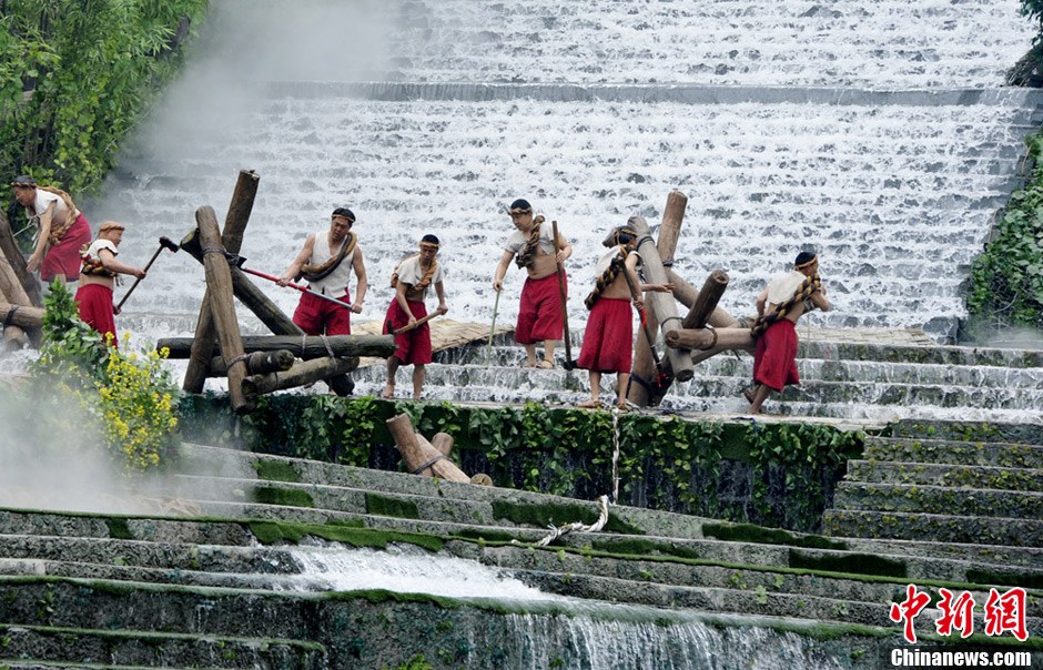 4月4日,四川都江堰市在清明放水节上举行"拜水大典",放水节正式确立于
