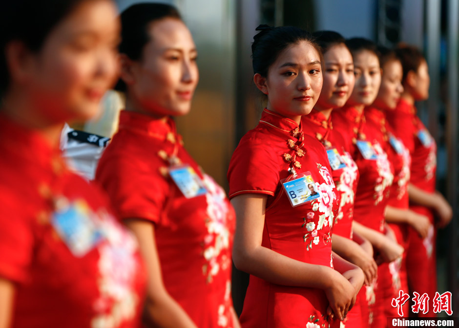 美女礼仪静候博鳌论坛开幕