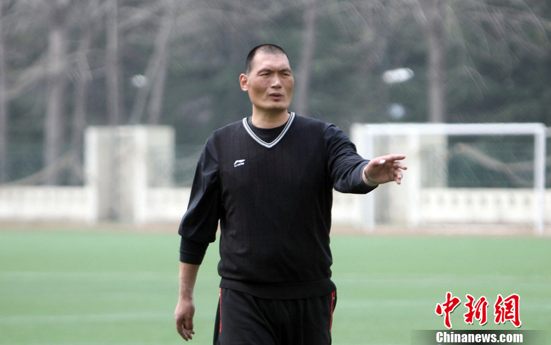 青岛男篮迎来首训球队新帅纪敏尚正式亮相