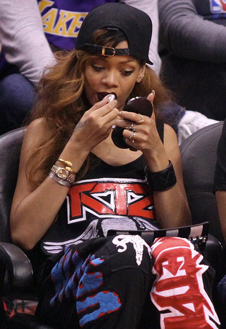 蕾哈娜nba现场无心观赛频补妆