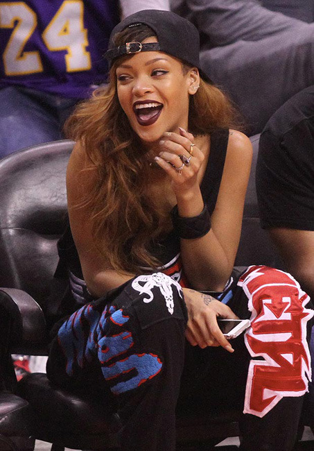 蕾哈娜nba现场无心观赛频补妆 (5/5)