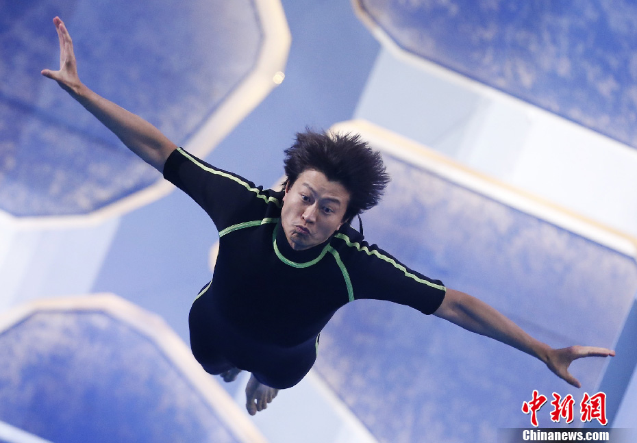 游鸿明亮相《星跳水立方》