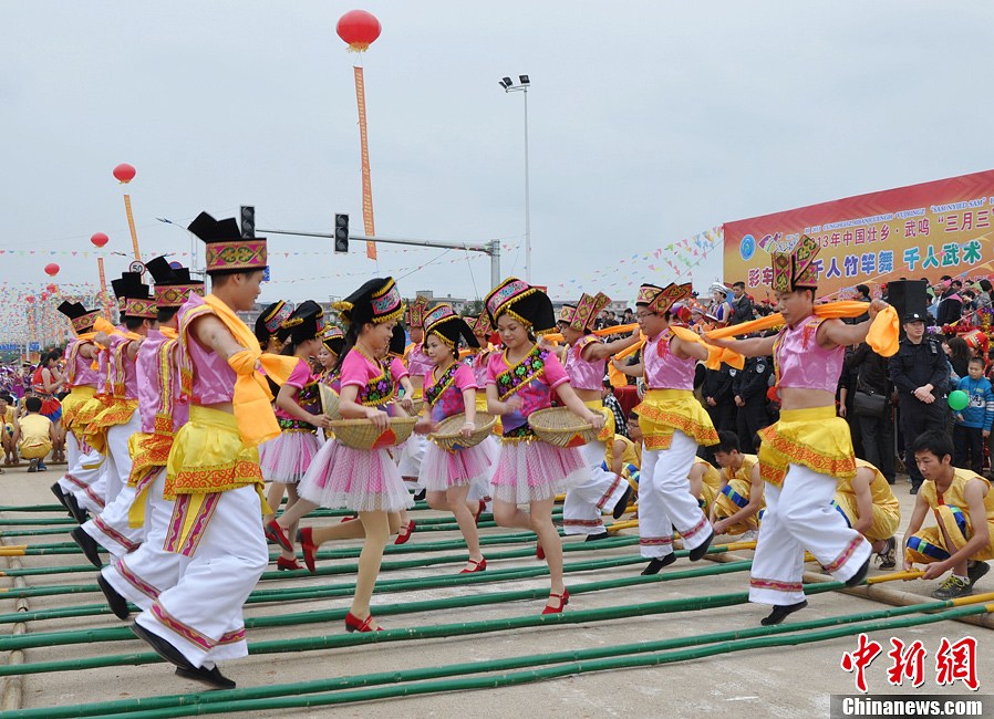 广西"三月三"歌圩 千人欢跳竹竿舞