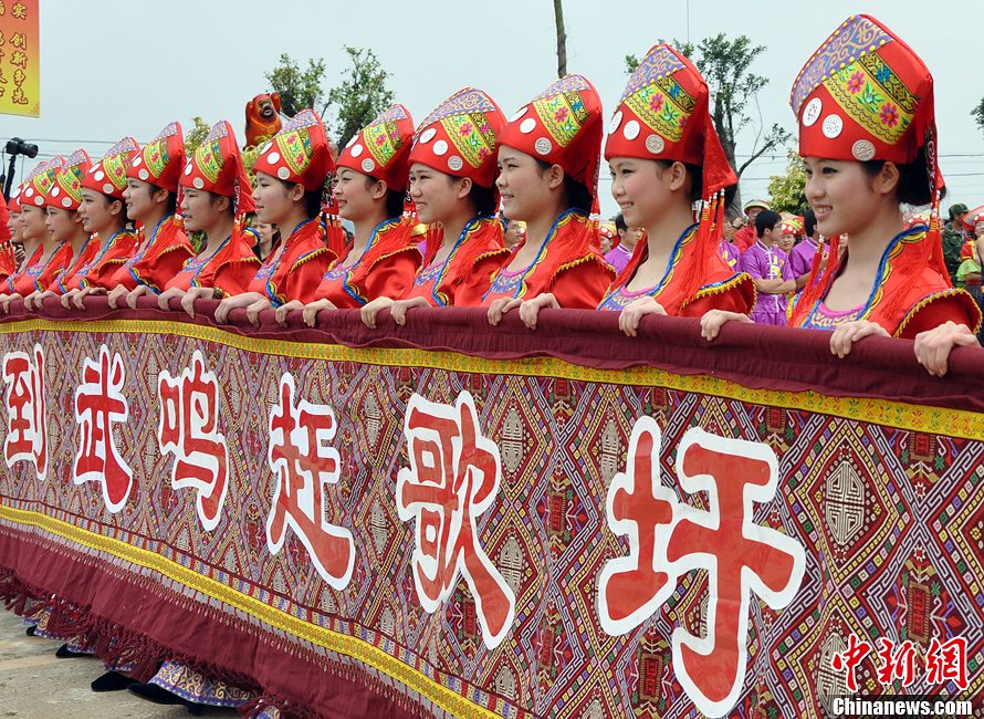 广西壮民欢度传统节日三月三歌圩