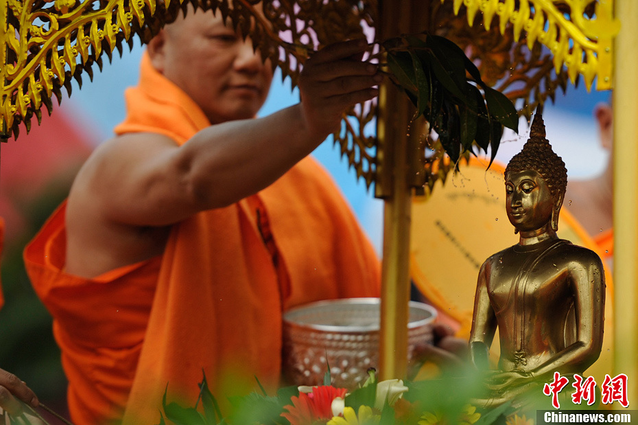 傣家僧人"浴佛"开启云南德宏泼水节