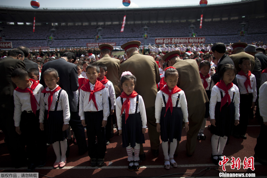 朝鲜举行儿童加入少先队仪式退伍老兵出席
