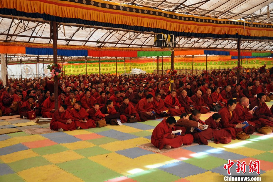 青海玉树举行大法会 晒佛引来万人祈愿