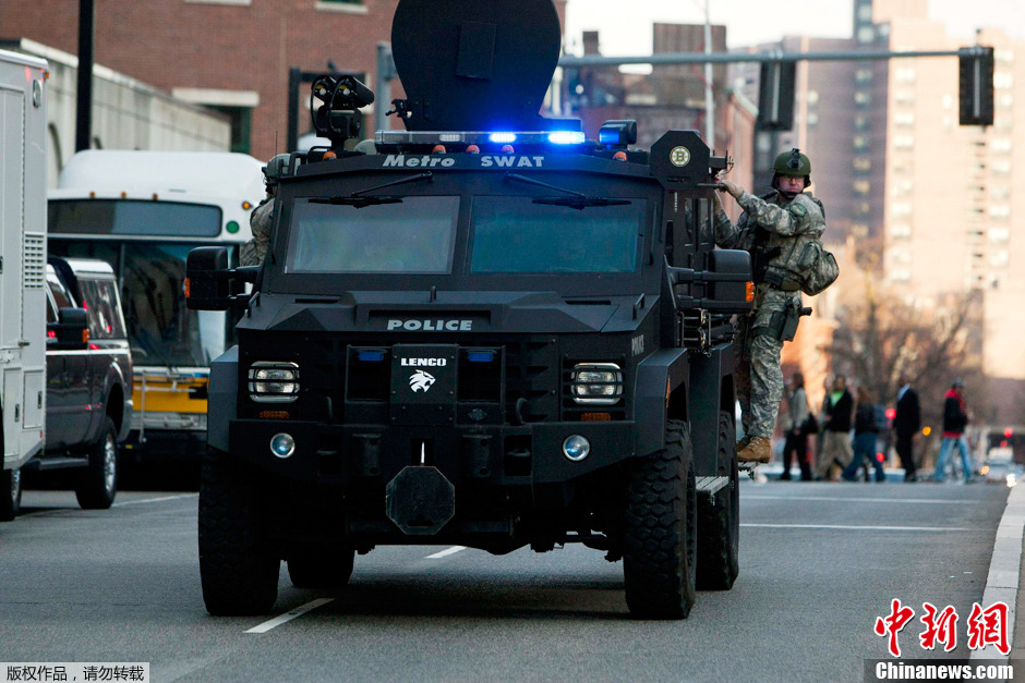 美国波士顿发生爆炸多人伤亡 特警出动巡逻