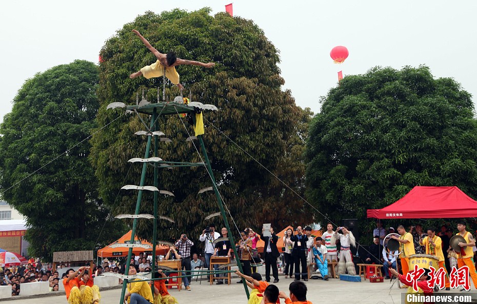 广西布洛陀民俗文化旅游节开幕 艺人表演"上刀山"