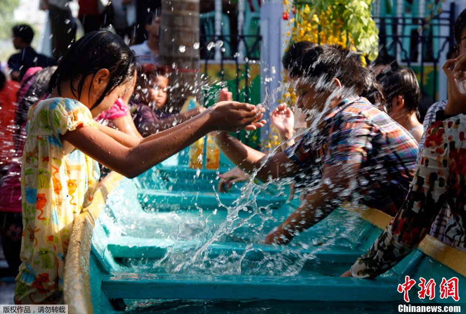 缅甸欢度泼水节喜迎缅历新年